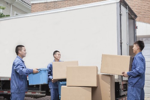 Benefits of hiring a removal truck in North London for efficient moving